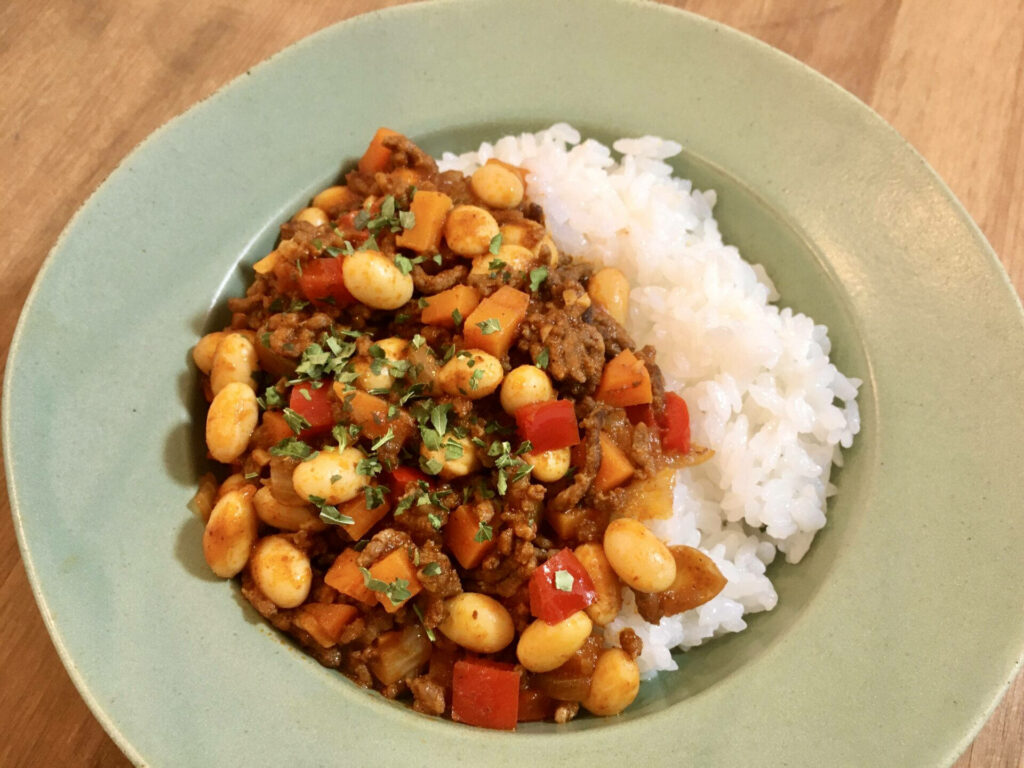 Chili Con Carne Wallpaper: Flavorful Dish with Rice & Fresh Herbs