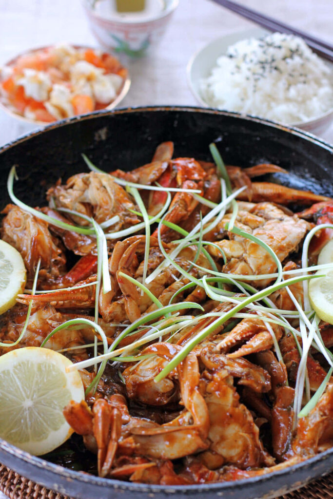 Vibrant Chilli Crab Wallpaper: Cozy Dining with Lemon & Rice