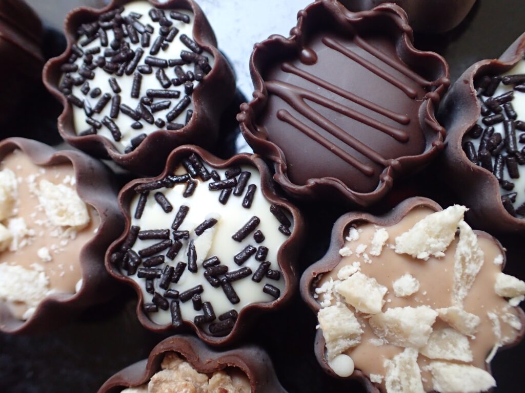 Charming Chocolate Wallpaper: Pralines, Nougat & Tasty Toppings