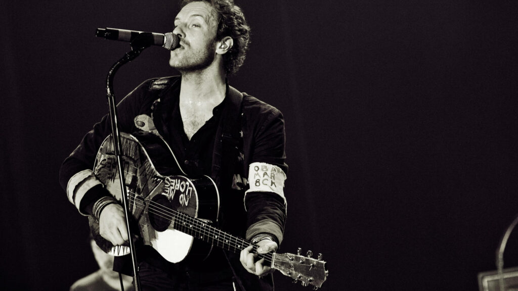 Chris Martin Coldplay black and white live performance guitar intense emotion wallpaper background