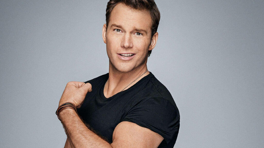 Chris Pratt playful pose in black t-shirt high-resolution wallpaper casual confident style gray background