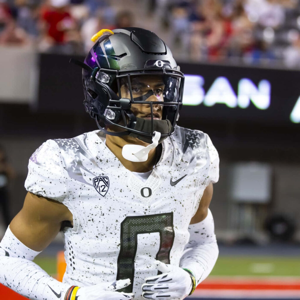 Christian Gonzalez Oregon Ducks football player in action dynamic wallpaper background game energy