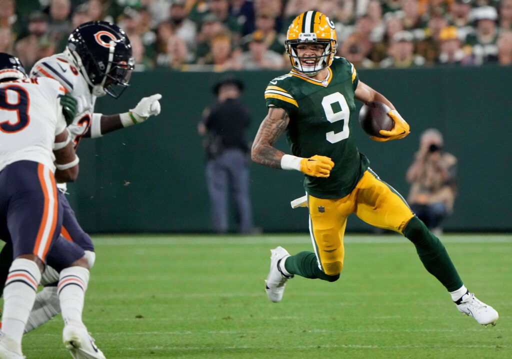 Christian Watson Green Bay Packers wide receiver sprinting against Chicago Bears defense NFL game Wallpaper