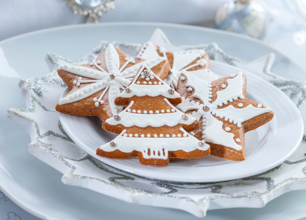 Festive Gingerbread Cookies: Elegantly Iced & Star-Shaped Plates Wallpaper