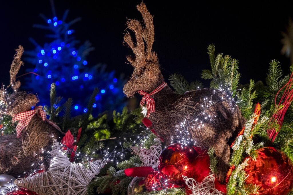 Festive Wallpaper: Deer Scene with Christmas Decor & Twinkling Lights