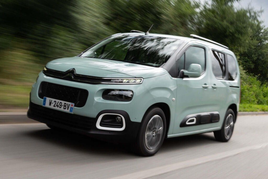 Citroën Berlingo Van in Motion: Scenic Wallpaper Background