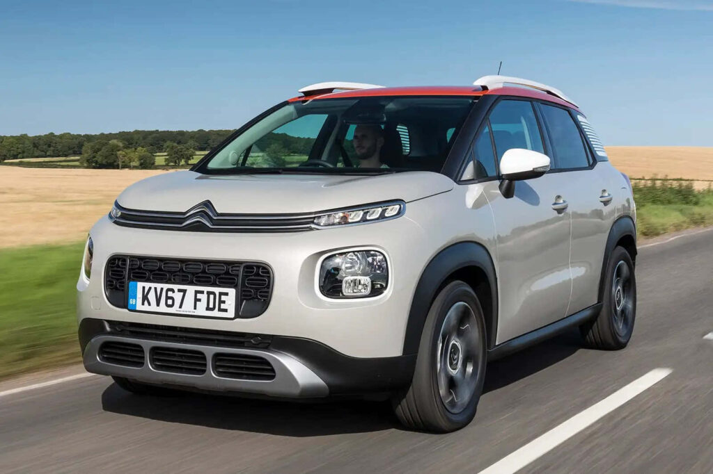 Citroën Driving Thrills: Stylish Wallpaper for Open Road Adventures