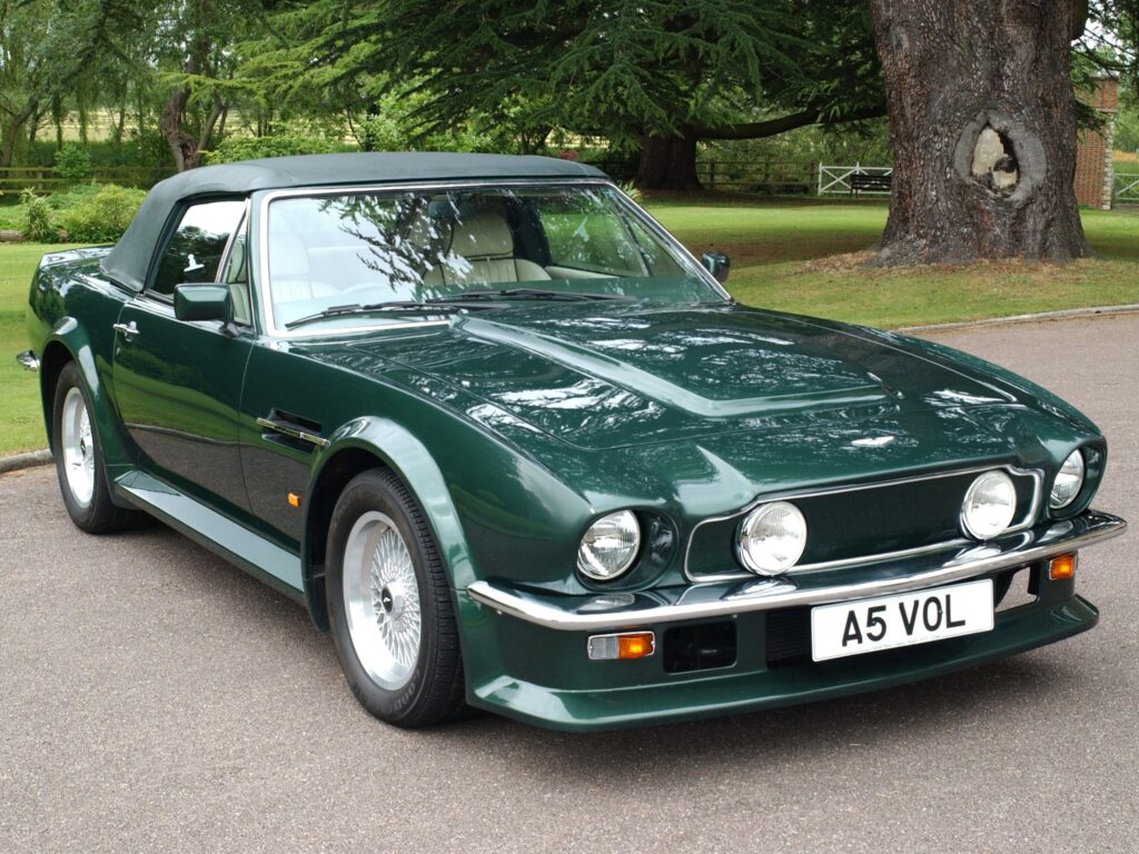 Classic 1984 Aston Martin V8 Vantage Wallpaper - Iconic Green Design