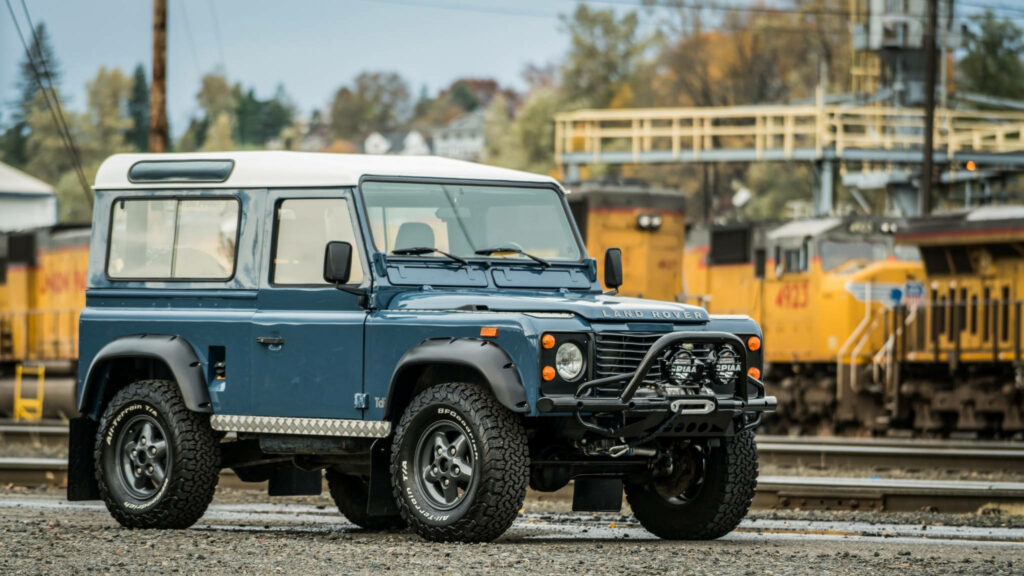 Vintage Land Rover Defender iPhone Wallpaper - Rugged Design Charm