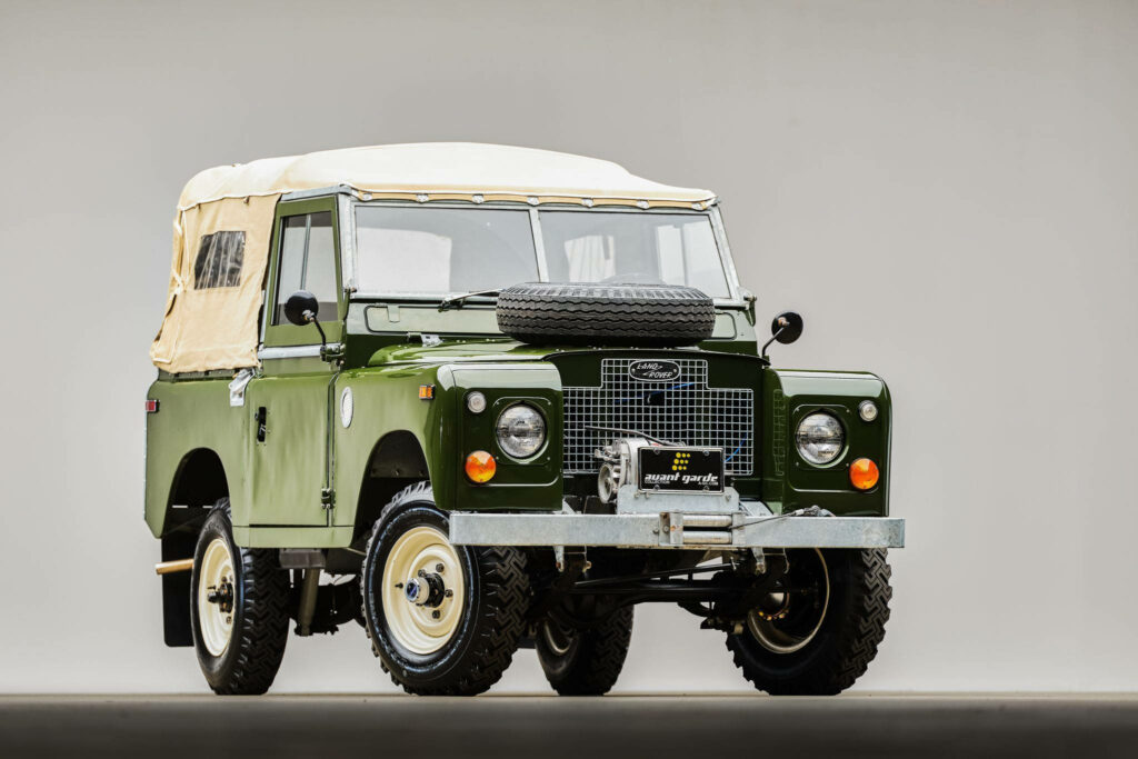 Vintage 88 Series Land Rover iPhone Wallpaper in Striking Green