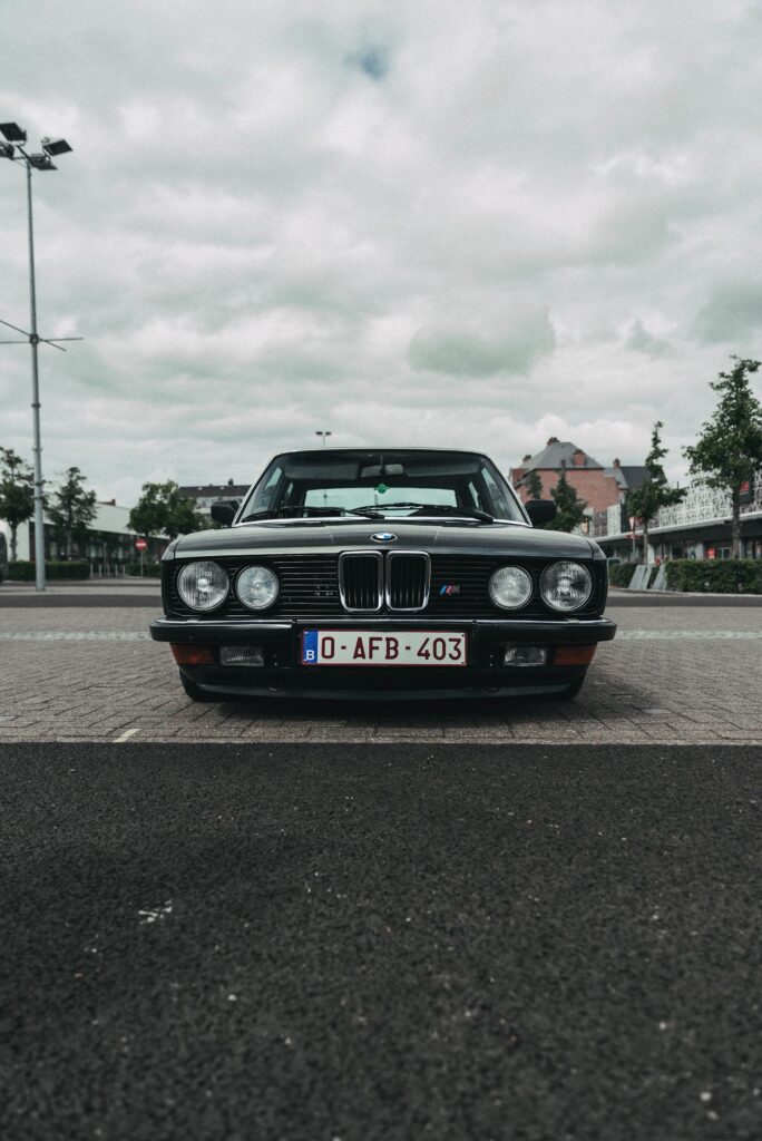 Classic BMW E9 Wallpaper: Retro Elegance in Urban Setting