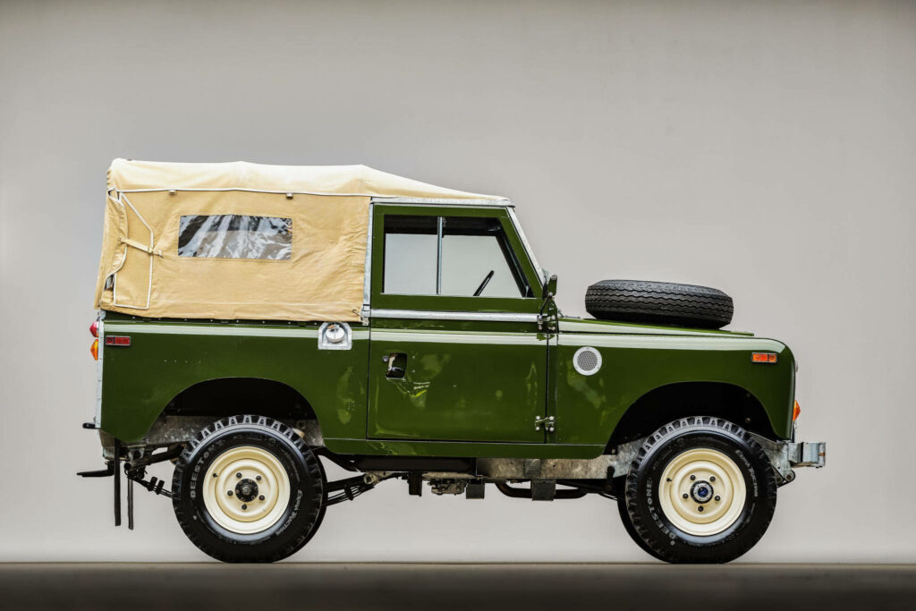 Classic Green Land Rover Wallpaper: Vintage Charm in Side Profile