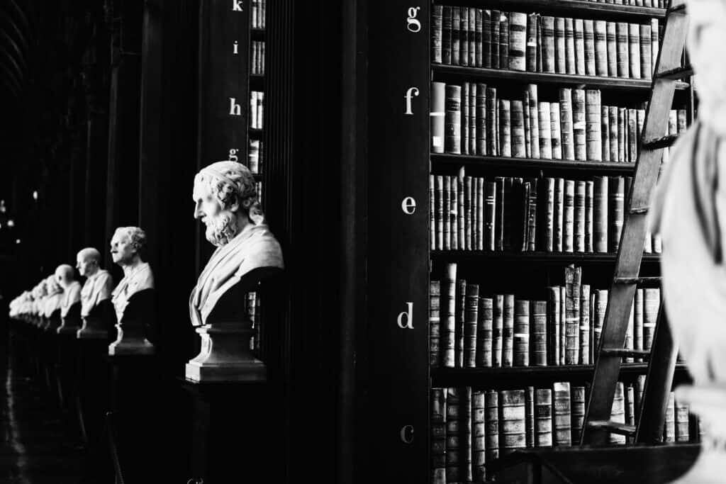 Classic Library Wallpaper: Elegant Bookshelves & Sculpted Busts