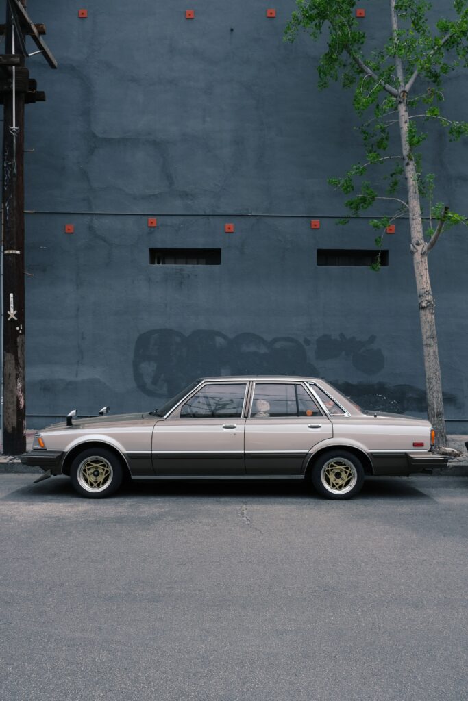 Classic Retro Car Wallpaper: Urban Side View in Vintage Gray