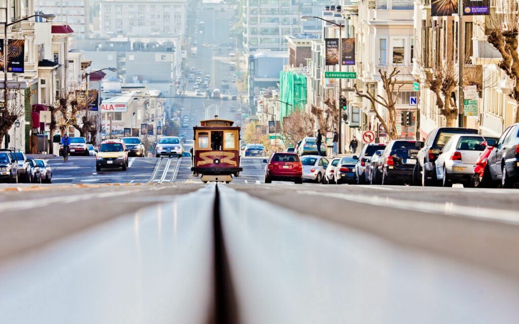 Classic San Francisco Wallpaper: Vibrant Cable Car & Bustling Streets