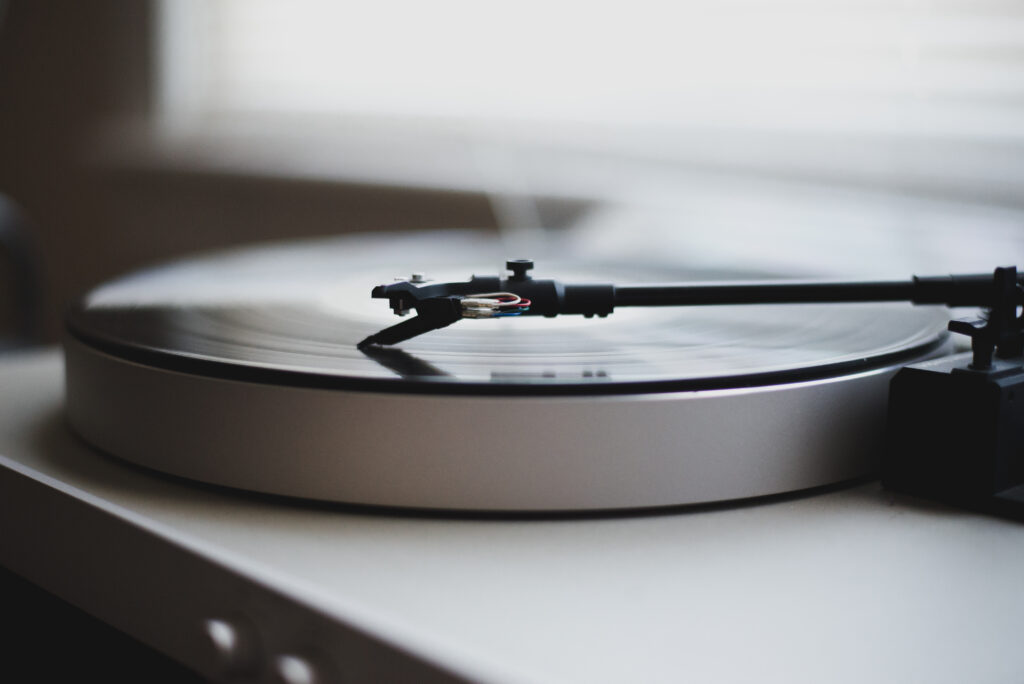 Nostalgic Vinyl Record Player Wallpaper Background