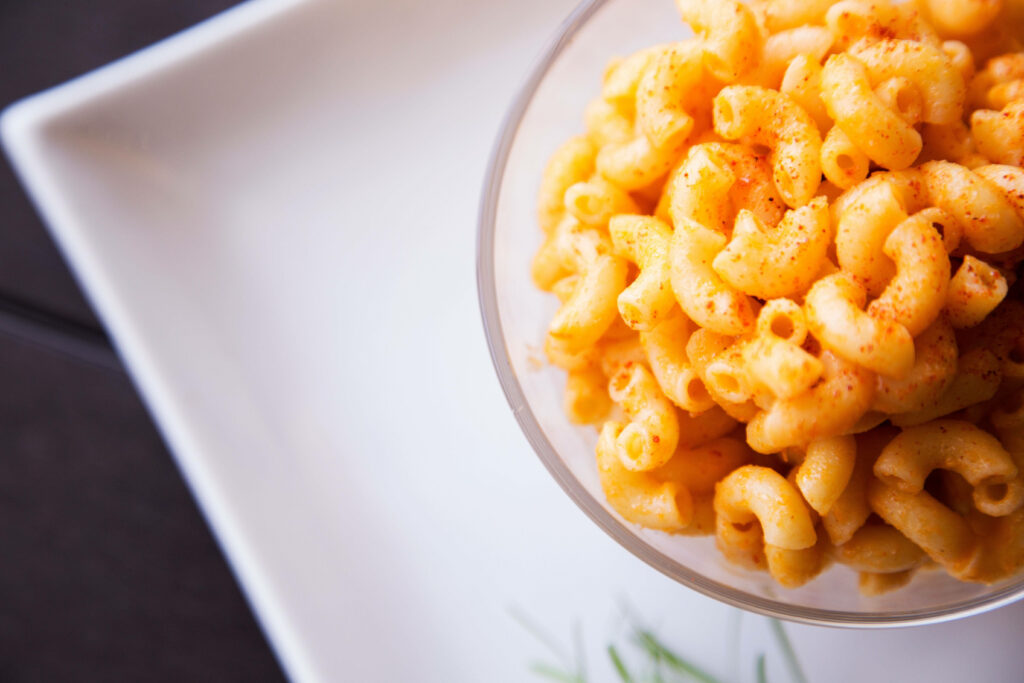 Delicious Creamy Mac and Cheese Close-Up: Aesthetic Wallpaper Background