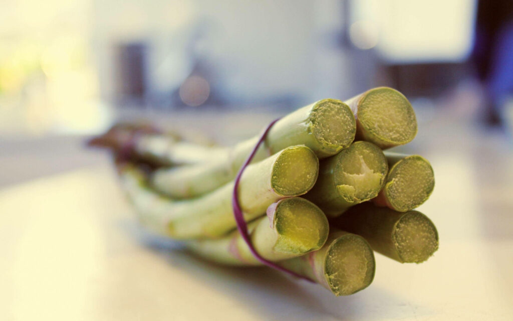 Fresh Asparagus Wallpaper: Vibrant Green Stalks on Light Background