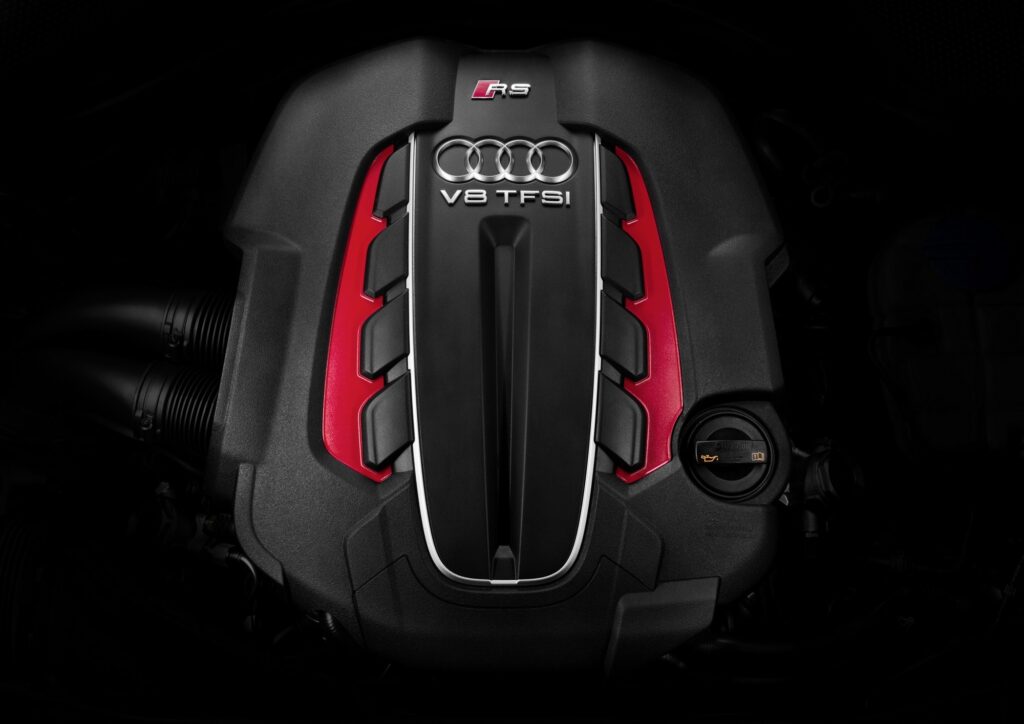 Close-Up of Audi RS6 Avant V8 TFSI Engine: Performance & Luxury Wallpaper
