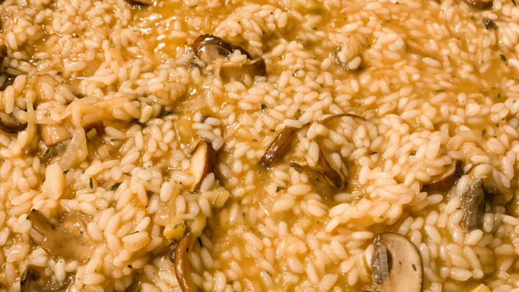 Creamy Mushroom Risotto Close-Up: Savory Italian Culinary Wallpaper