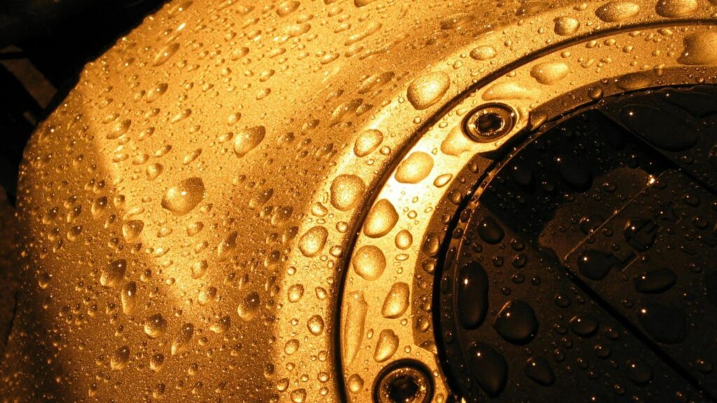 Glossy Gold Metallic Wallpaper with Water Droplets - Stunning Background