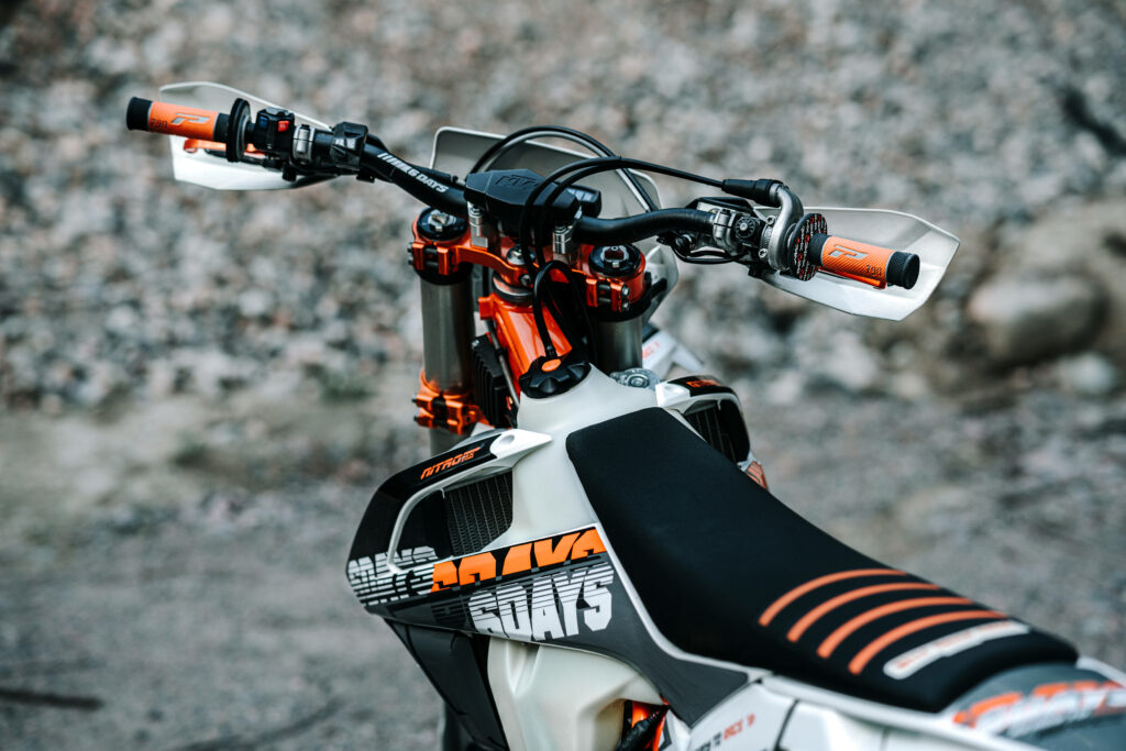 Close-Up KTM Duke 200 Wallpaper: Sleek Design & Vibrant Colors