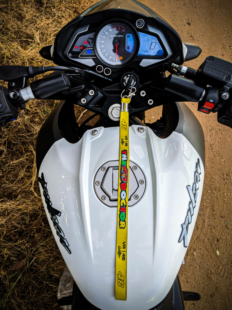 Vibrant NS 200 Cockpit Wallpaper: Modern Dashboard & Keychain Style