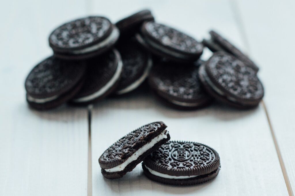 Delicious Oreo Cookies Wallpaper: Chocolate & Creamy Close-Up