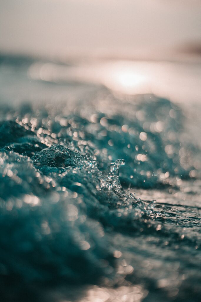 Gentle Sea Waves Wallpaper: Sunlit Texture & Water Droplets