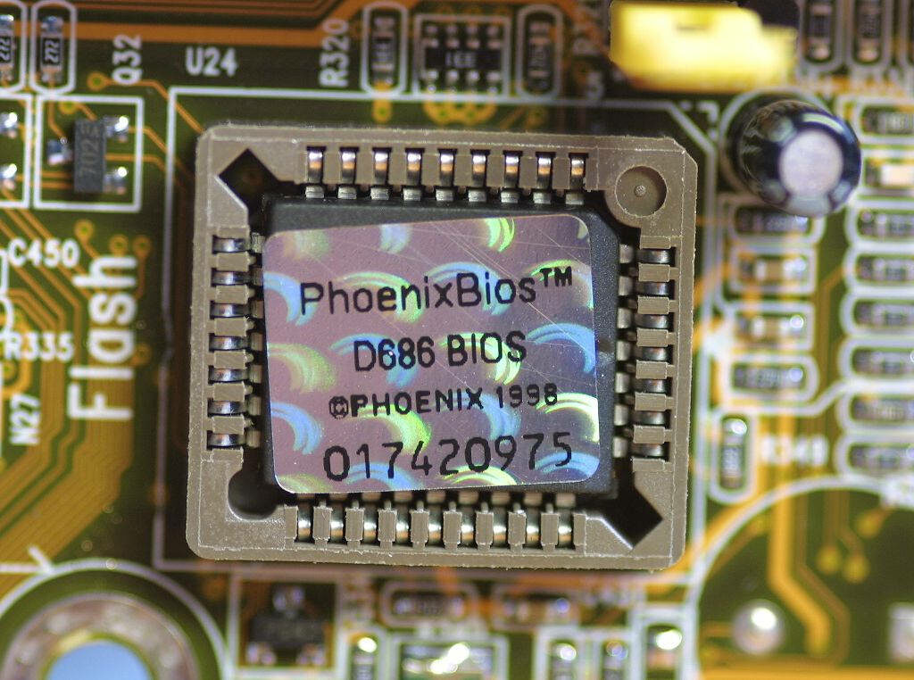 Intricate Phoenix 1998 BIOS Chip Close-Up - Circuit Board Wallpaper