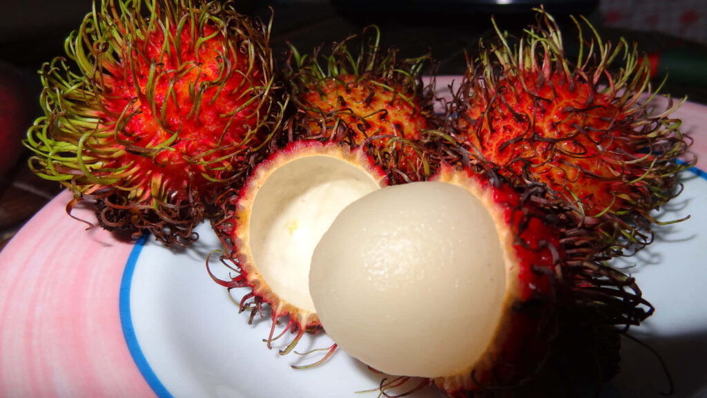 “Vibrant Pulasan Fruits Close-Up: Ripe, Spiky Skin & Juicy Flesh Wallpaper”