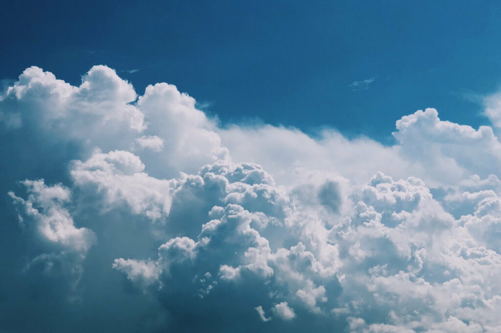Heavenly Hues: Majestic Clouds Painting the Bonito Sky – 4K Wallpaper