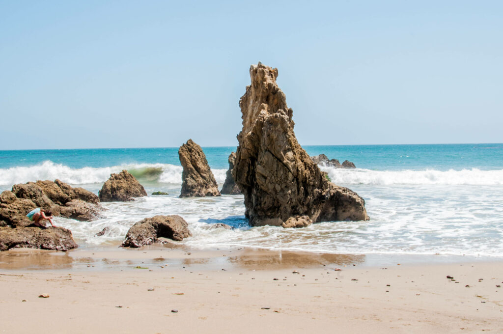 Majestic Rocky Landscape: Malibu Beach's Awe-Inspiring Coastal Beauty Captured in HD Wallpaper