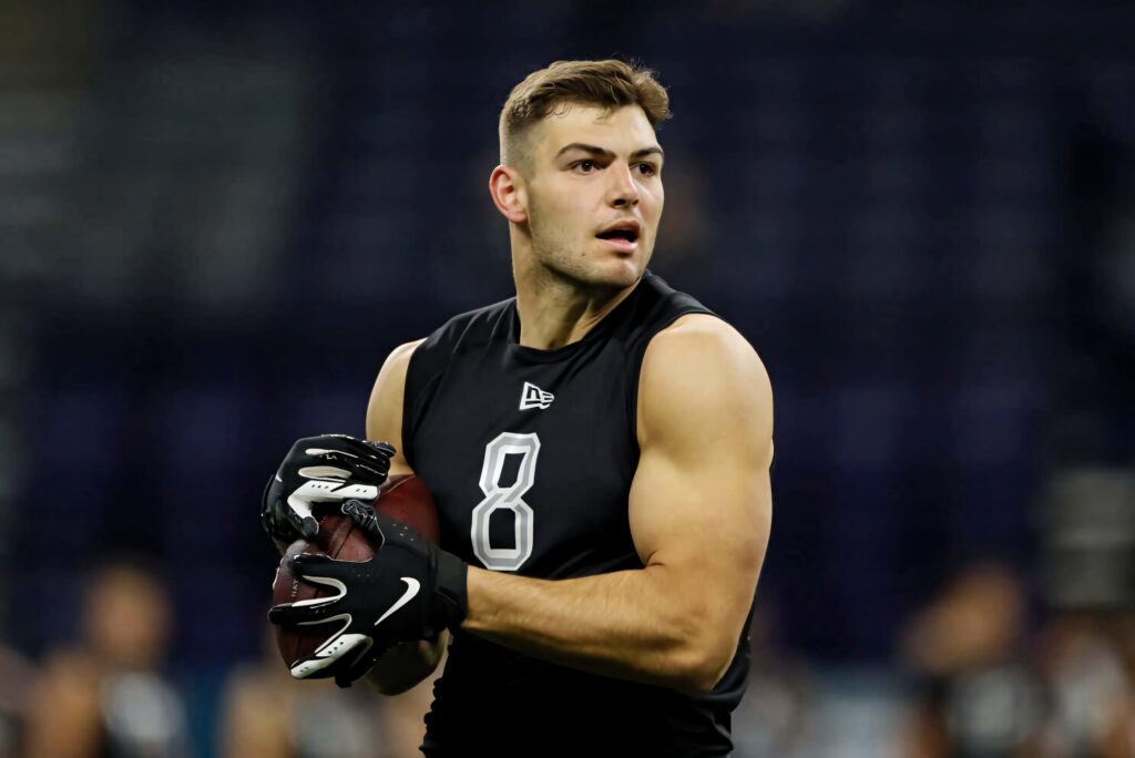 Cole Kmet in black football uniform number 8 showing focus and strength during intense drill Wallpaper