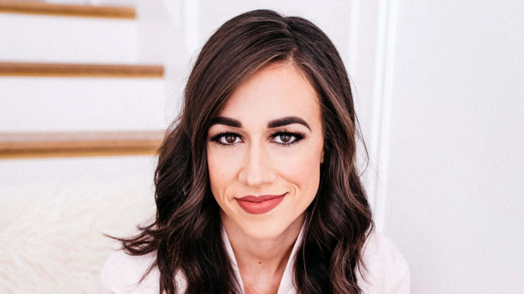 Colleen Ballinger portrait wallpaper bright softly lit background classic makeup natural hair