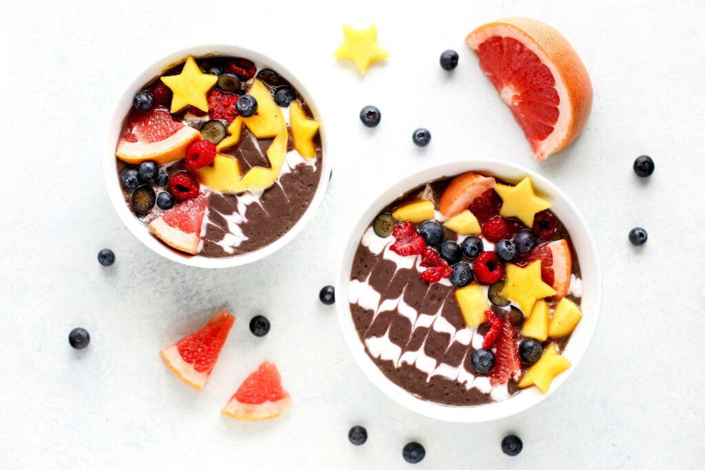 Vibrant Acai Smoothie Bowl Flat Lay Wallpaper with Fresh Fruits