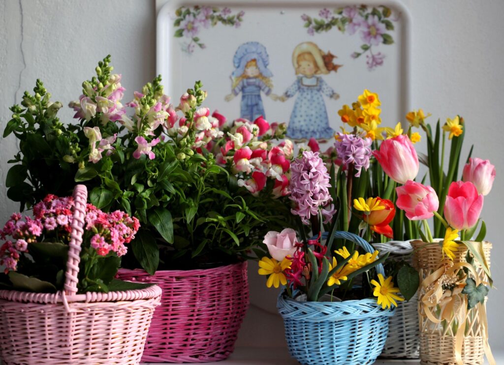 Charming Floral Wallpaper: Colorful Baskets & Decorative Tray