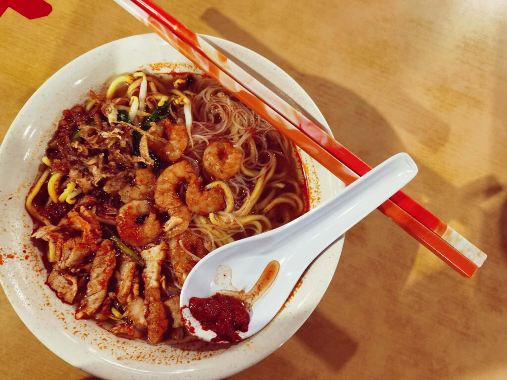Vibrant Hokkien Mee Wallpaper: Flavorful Bowl with Prawns & Garnishes