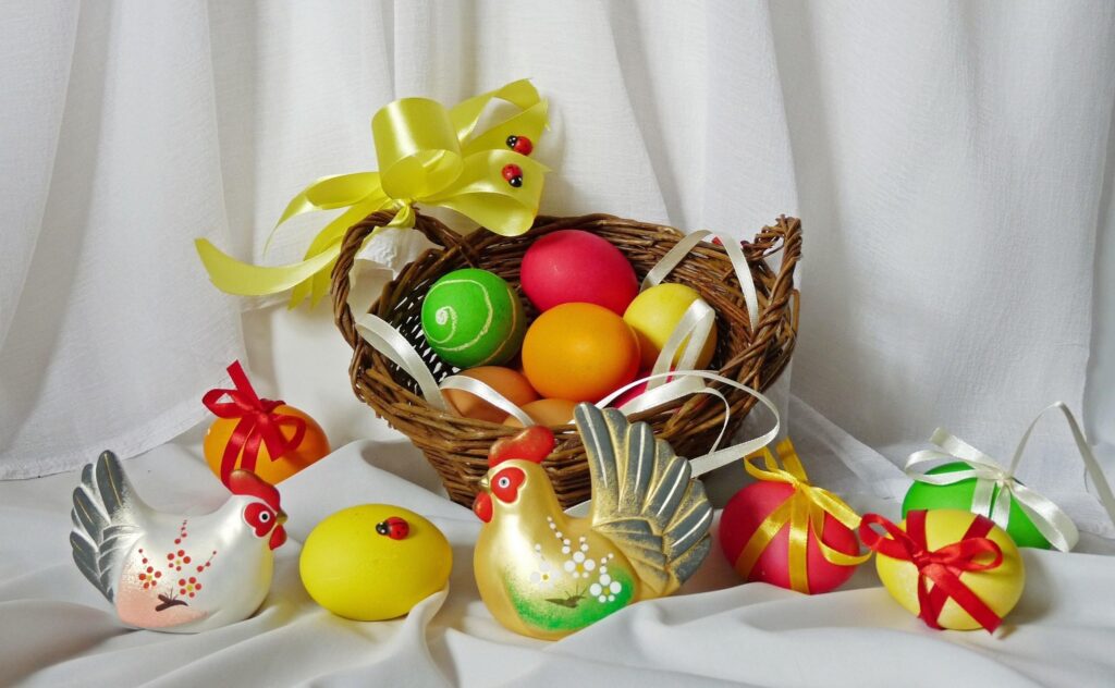Cheerful Holiday Wallpaper: Festive Basket of Pascha Eggs & Decor