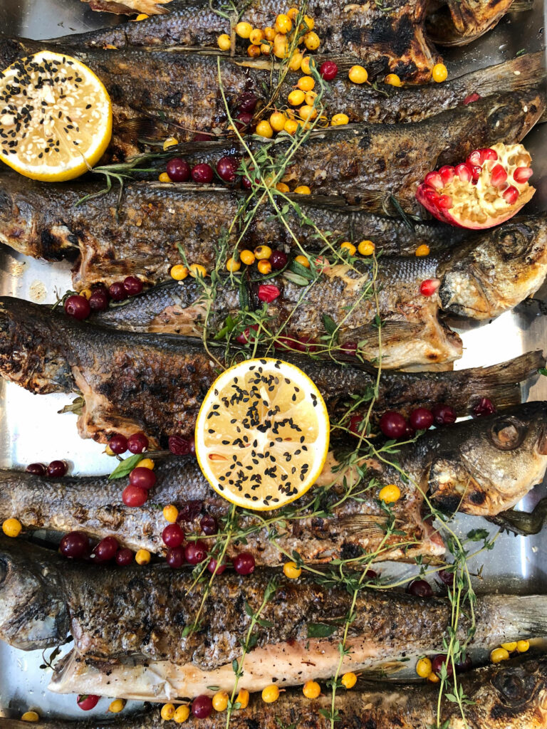 Delicious Fried Fish iPhone Wallpaper: Vibrant Colors & Fresh Garnish