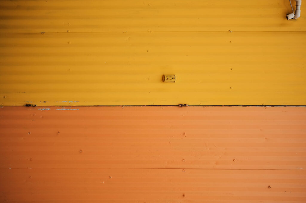 Vivid Contrast: Galvanized Steel featuring Vibrant Yellow and Orange Textures Wallpaper