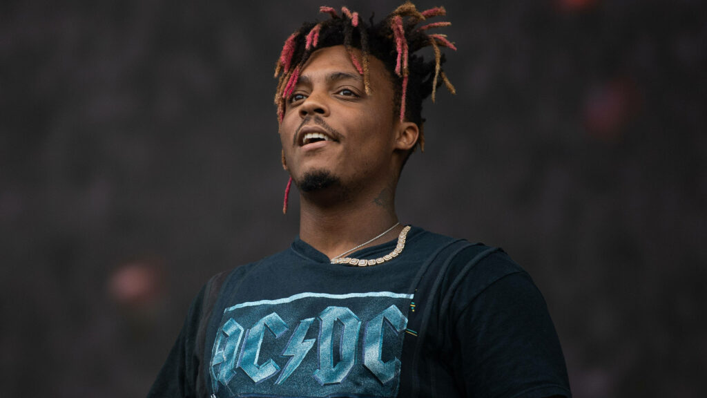 Electric Vibes: Hip-Hop Icon Juice Wrld Flaunts 'acdc' Print in Epic Wallpaper