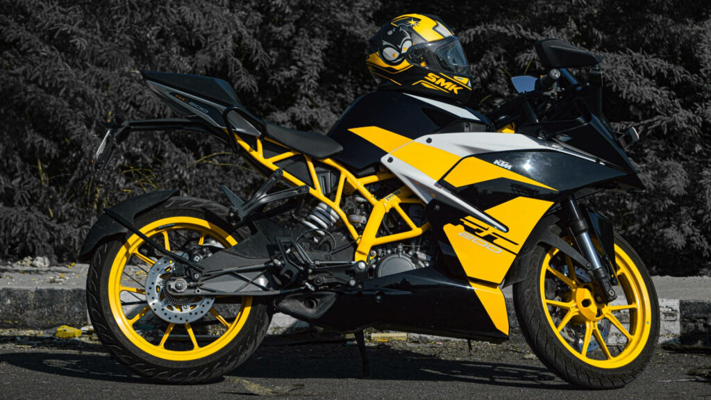 Cool Yellow KTM RC 200 Wallpaper: Sharp Design & Sporty Aesthetics
