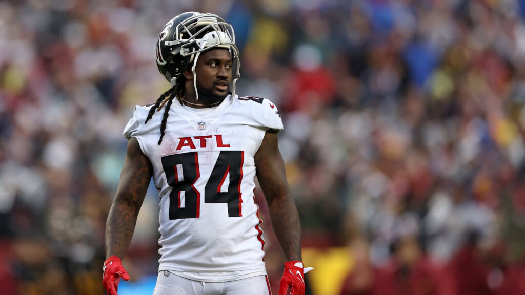 Cordarrelle Patterson in Atlanta Falcons uniform number 84 on vibrant football stadium field Wallpaper