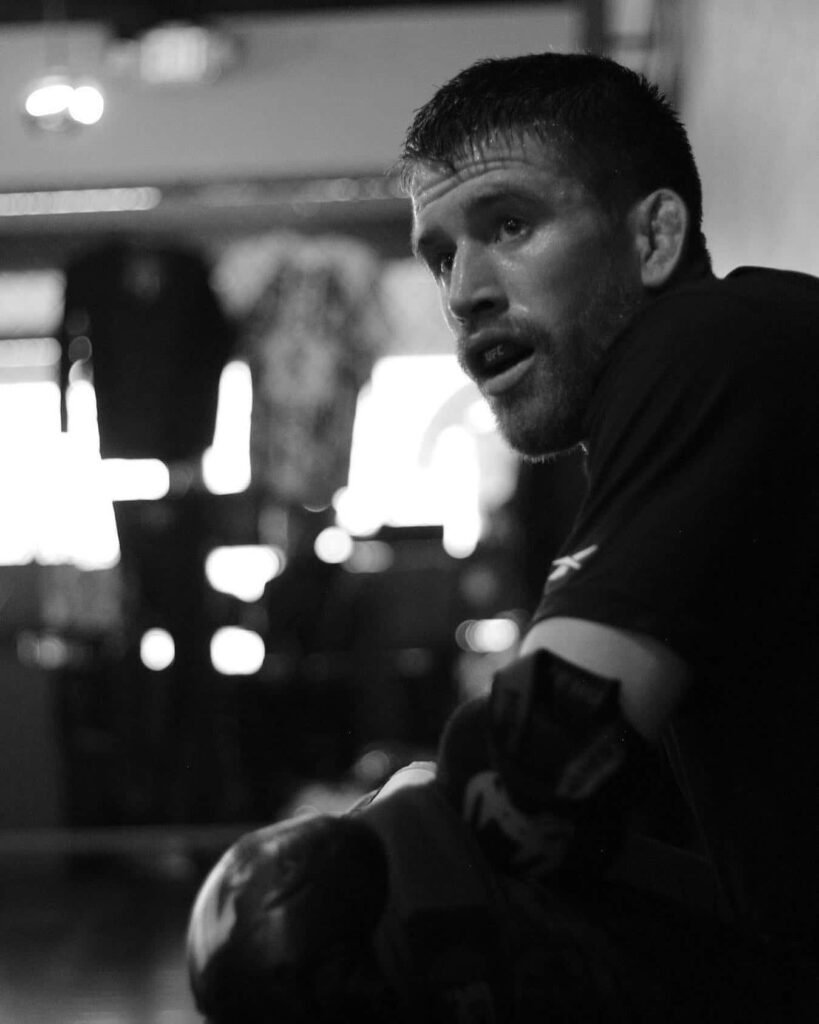 Grayscale wallpaper of Cory Sandhagen showing intense focus and determination in gym training