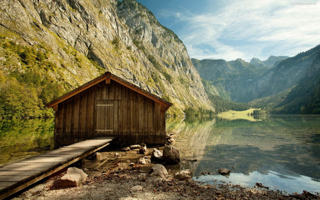Country Retreat: Rustic Lakefront Cabin offers Tranquility with River-Front View Wallpaper