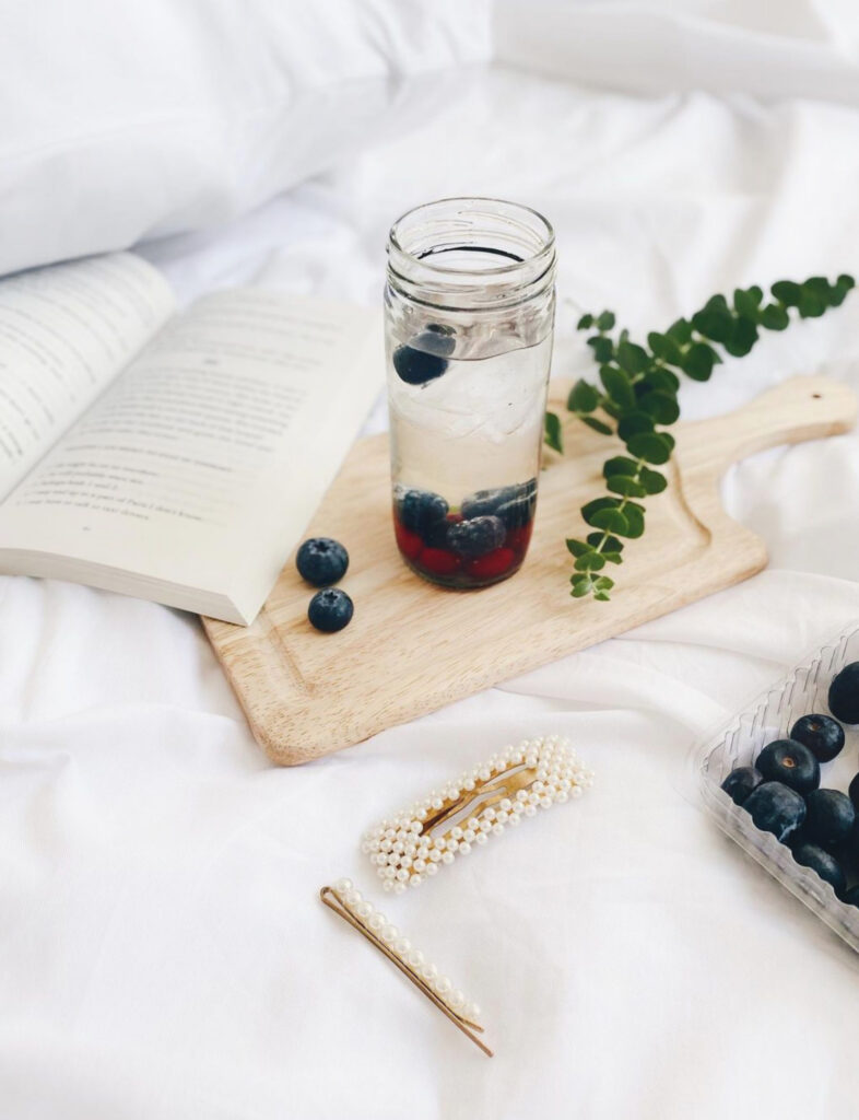 Cozy Aesthetic Setup: Refreshing Berry Drink & Open Book Decor Wallpaper