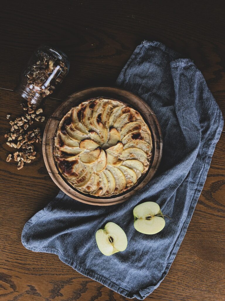 Cozy Apple Pie Wallpaper: Golden Slices & Fresh Apples Display