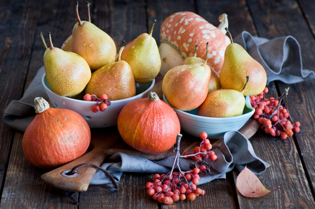 Cozy Autumn Wallpaper: Rustic Pears, Squash & Mountain Ash Decor