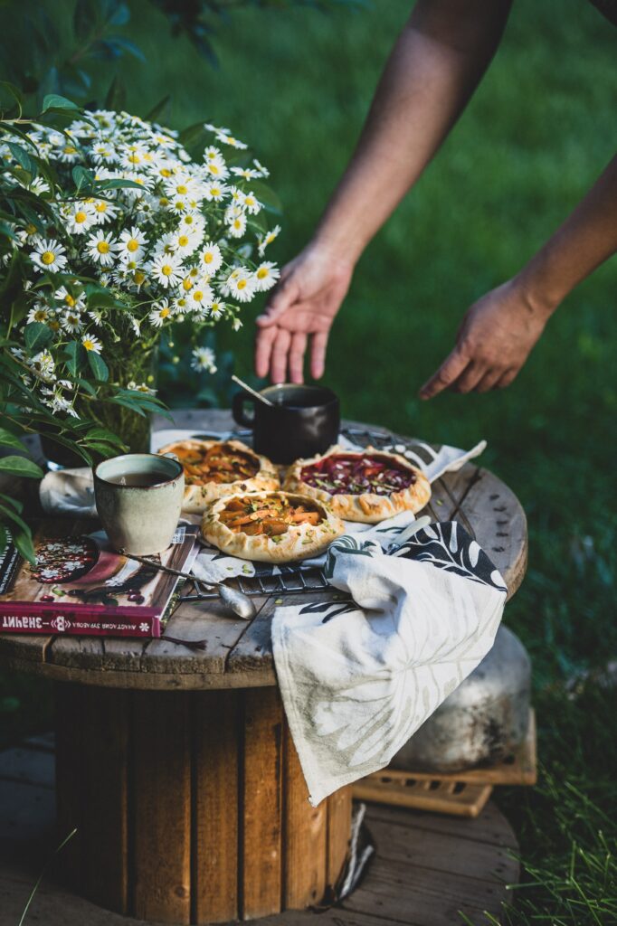 Cozy Breakfast Wallpaper: Fresh Pies & Tea with Daisies Outdoors